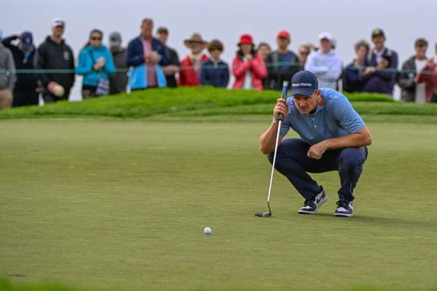 LA JOLLA, CA - JANUARY 24: Justin Rose (GBR) lines up his birdie putt on 9 during Rd1 of the Farmers Insurance Open at Torrey Pines Golf Course in La Jolla, California. (Photo by Ken Murray Icon Sportswire) GOLF: JAN 24 PGA, Golf Herren Farmers Insurance Open EDITORIAL USE ONLY Icon2401240481