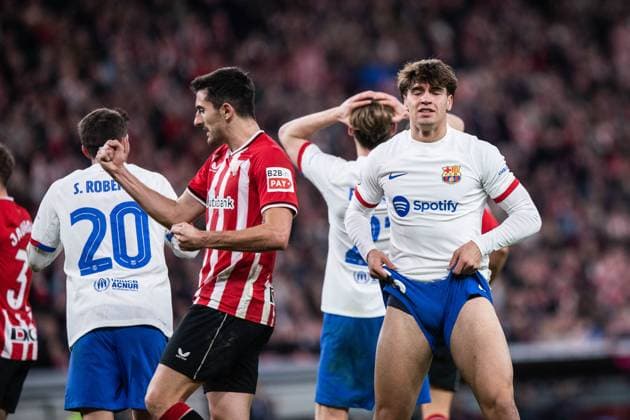 Sport Bilder des Tages January 25, 2024, Bilbao, Spain: Vivian (L) of Athletic Club and Marc Guiu (R) of F.C Barcelona seen in action during the 2023-24 Copa del Rey match in the round of quarterfinals between Athletic Club and F.C Barcelona in San MamÃ s Stadium. Finals score; Athletic Club 4:2 F.C Barcelona Soccer 2024: Athletic Bilbao 4:2 Barcelona  - ZUMA Cop 20240125_mda_s316_764 Copyright: xMartixSeguraxRamonedax