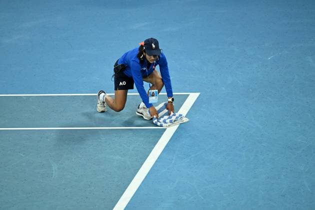 TENNIS AUSTRALIAN OPEN, Officials dry the court surface as rain delays Matthew Ebden of Australia and Rohan Bopanna of India Men?s Doubles semifnal against Tomas Machac of Czech Republic and Zhizhen Zhang of China on Day 12 of the 2024 Australian Open at Melbourne Park in Melbourne, Thursday, January 25, 2024. ( NO ARCHIVING, EDITORIAL USE ONLY, NO USE IN BOOKS WITHOUT CONSENT MELBOURNE VICTORIA AUSTRALIA  Copyright: xJAMESxROSSx 20240125001893297924