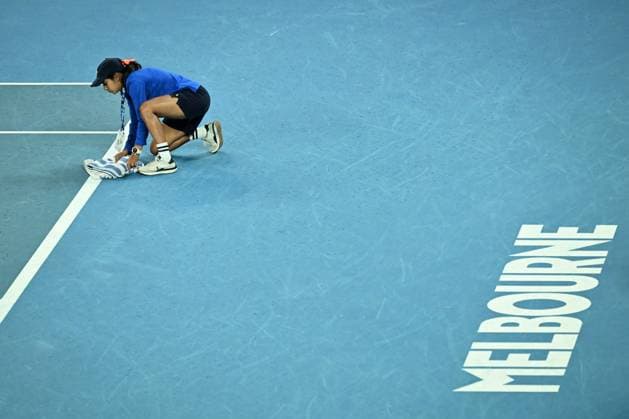 TENNIS AUSTRALIAN OPEN, Officials dry the court surface as rain delays Matthew Ebden of Australia and Rohan Bopanna of India Men?s Doubles semifnal against Tomas Machac of Czech Republic and Zhizhen Zhang of China on Day 12 of the 2024 Australian Open at Melbourne Park in Melbourne, Thursday, January 25, 2024. ( NO ARCHIVING, EDITORIAL USE ONLY, NO USE IN BOOKS WITHOUT CONSENT MELBOURNE VICTORIA AUSTRALIA  Copyright: xJAMESxROSSx 20240125001893298012