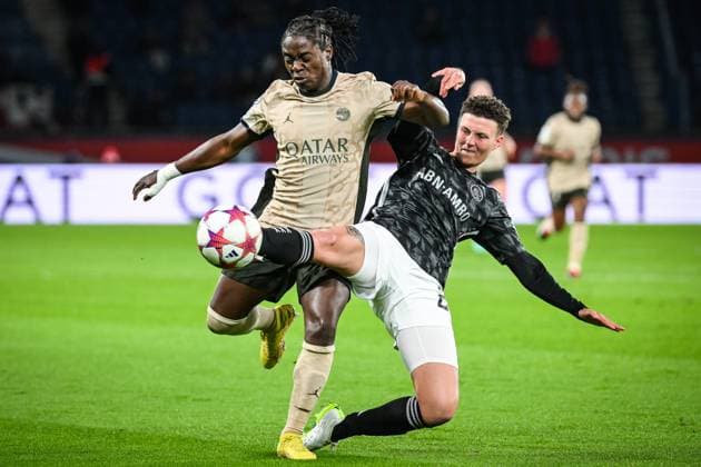 January 24, 2024, Paris, France: TABITHA CHAWINGA of PSG and KAY-LEE DE SANDERS of Amsterdam during the UEFA Women s Champions League group C match between Paris Saint-Germain and Ajax Amsterdam at Parc des Princes Stadium in Paris. Ajax Amsterdam won the match 3-1. Paris France - ZUMAm308 20240124_zsp_m308_006 Copyright: xMatthieuxMirvillex