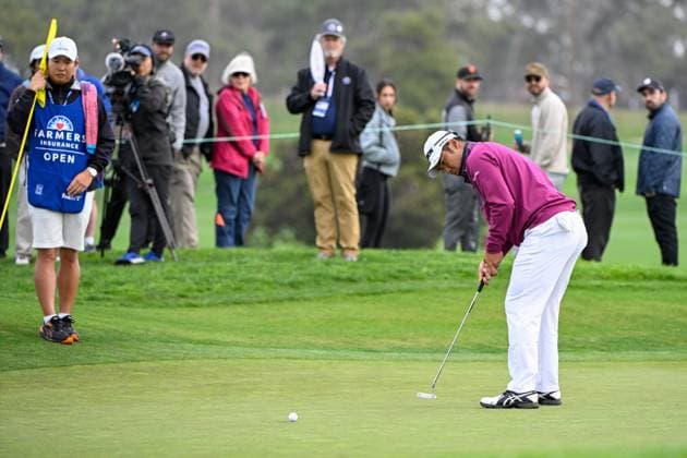 LA JOLLA, CA - JANUARY 24: Hideki Matsuyama (JPN) sinks his birdie putt on 11 during Rd1 of the Farmers Insurance Open at Torrey Pines Golf Course in La Jolla, California. (Photo by Ken Murray Icon Sportswire) GOLF: JAN 24 PGA, Golf Herren Farmers Insurance Open EDITORIAL USE ONLY Icon2401240631