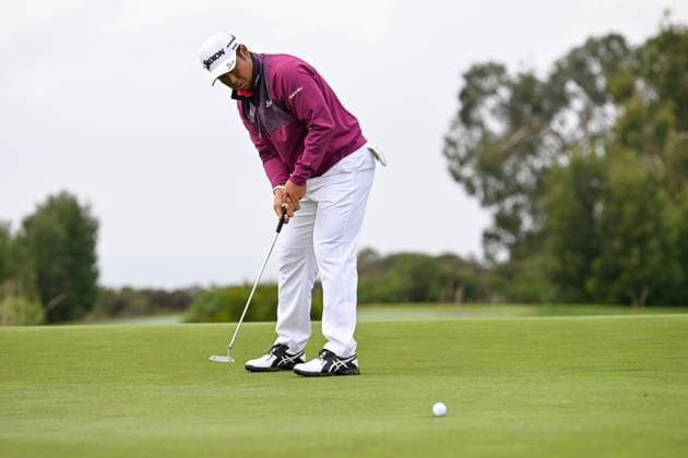 LA JOLLA, CA - JANUARY 24: Hideki Matsuyama (JPN) sinks his birdie putt on 13 during Rd1 of the Farmers Insurance Open at Torrey Pines Golf Course in La Jolla, California. (Photo by Ken Murray Icon Sportswire) GOLF: JAN 24 PGA, Golf Herren Farmers Insurance Open EDITORIAL USE ONLY Icon2401240681