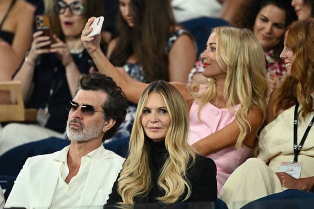 TENNIS AUSTRALIAN OPEN, Former supermodel Elle Macpherson with her partner Doyle Bramhall atch Aryna Sabalenka of Belarus in action during her Women?s Singles semifinal against Coco Gauff of the USA on Day 12 of the 2024 Australian Open at Melbourne Park in Melbourne, Thursday, January 25, 2024. ( NO ARCHIVING, EDITORIAL USE ONLY, NO USE IN BOOKS WITHOUT CONSENT MELBOURNE VICTORIA AUSTRALIA  Copyright: xJOELxCARRETTx 20240125001893366758