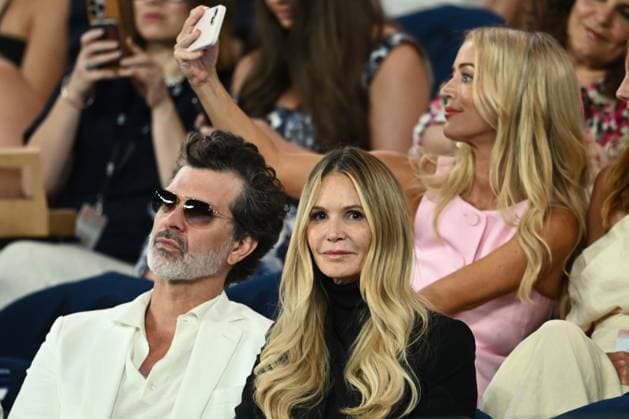 TENNIS AUSTRALIAN OPEN, Former supermodel Elle Macpherson with her partner Doyle Bramhall atch Aryna Sabalenka of Belarus in action during her Women?s Singles semifinal against Coco Gauff of the USA on Day 12 of the 2024 Australian Open at Melbourne Park in Melbourne, Thursday, January 25, 2024. ( NO ARCHIVING, EDITORIAL USE ONLY, NO USE IN BOOKS WITHOUT CONSENT MELBOURNE VICTORIA AUSTRALIA  Copyright: xJOELxCARRETTx 20240125001893366880