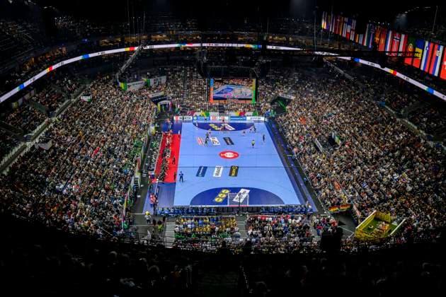 Feature, Spielszene in der Lanxess Arena, Uebersicht. Spielfeld, Aktion, Deutschland (GER) vs. Kroatien (CRO) 24:30, 4. Spieltag Hauptrunde Main Round in Koeln, am 24.01.2024 Handball Europameisterschaft der Maenner, vom 10.01 - 28.01.2024 in Deutschland Germany *** Feature, Game scene in the Lanxess Arena, Overview court, Action, Germany GER vs Croatia CRO 24 30, 4 Matchday Main Round Main Round in Cologne, on 24 01 2024 European Mens Handball Championship, from 10 01 28 01 2024 in Germany Germany