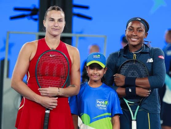 (240125) -- MELBOURNE, Jan. 25, 2024 -- Aryna Sabalenka (L) of Belarus poses for photos with Coco Gauff of the United States ahead of the women s singles semifinal at Australian Open tennis tournament in Melbourne, Australia, Jan. 25, 2024. ) (SP)AUSTRALIA-MELBOURNE-TENNIS-AUSTRALIAN OPEN-SEMIFINALS MaxPing 