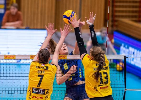 23 01 2024 Volleyball Bundesliga VfB Suhl Lotto Thüringen SSCPalmberg Schwerin f l Jelena Delic 07 VfB Suhl Lotto Thüringen , Leandra Rixa Negri 05 SSC Palmberg Schwerin and Lena Kindermann 13 VfB Suhl Lotto Thüringen Action Press photo Gerhard König Volleyball Bundesliga