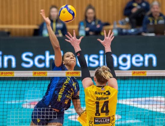 23 01 2024 Volleyball Bundesliga VfB Suhl Lotto Thüringen SSCPalmberg Schwerin f l Jazmine White 14 SSC Palmberg Schwerin and Julia Kathryn Brown 14 VfB Suhl Lotto Thüringen Action Press photo Gerhard König Volleyball Bundesliga