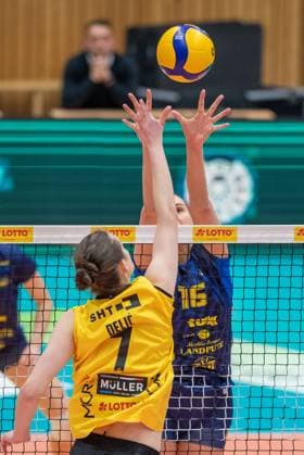 23 01 2024 Volleyball Bundesliga VfB Suhl Lotto Thüringen SSCPalmberg Schwerin in front Jelena Delic 07 VfB Suhl Lotto Thüringen and Indy Baijens 16 SSC Palmberg Schwerin Action Press photo Gerhard König Volleyball Bundesliga