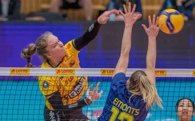 23 01 2024 Volleyball Bundesliga VfB Suhl Lotto Thüringen SSCPalmberg Schwerin f l Lena Kindermann 13 VfB Suhl Lotto Thüringen and Laura Emonts 13 SSC Palmberg Schwerin Action Press photo Gerhard König Volleyball Bundesliga