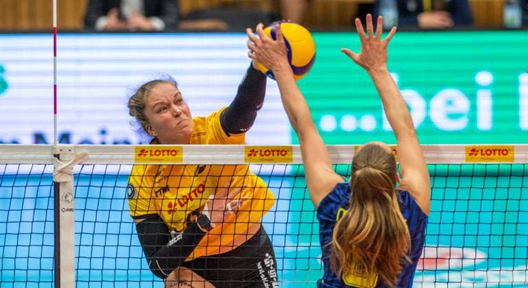 23 01 2024 Volleyball Bundesliga VfB Suhl Lotto Thüringen SSCPalmberg Schwerin f l Lena Kindermann 13 VfB Suhl Lotto Thüringen and Laura Emonts 13 SSC Palmberg Schwerin Action Press photo Gerhard König Volleyball Bundesliga