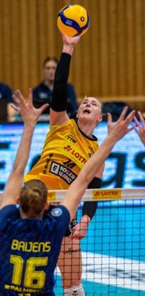 23 01 2024 Volleyball Bundesliga VfB Suhl Lotto Thüringen SSCPalmberg Schwerin in front Indy Baijens 16 SSC Palmberg Schwerin and Julia Kathryn Brown 14 VfB Suhl Lotto Thüringen Action Press photo Gerhard König Volleyball Bundesliga