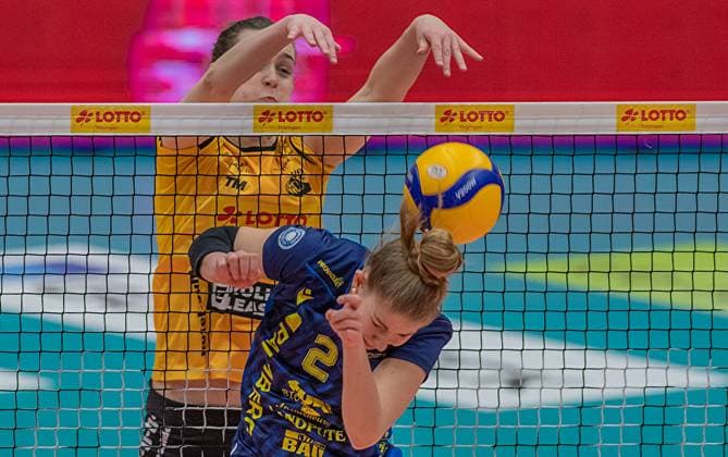 23 01 2024 Volleyball Bundesliga VfB Suhl Lotto Thüringen SSCPalmberg Schwerin back Lena Kindermann 13 VfB Suhl Lotto Thüringen and Pia kästner 02 SSC Palmberg Schwerin Action Press photo Gerhard König Volleyball Bundesliga