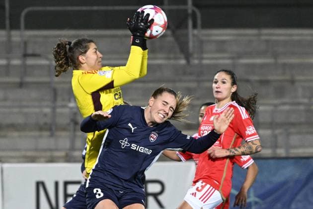 MALMÖ, SWEDEN 20240125 Benfica goalkeeper Lena Pauels, Rosengards Gudrun Arnardottir and Benficas Ana Seica during Thursdays Champions League group stage soccer match between FC Rosengard and SL Benfica at Malmö IP MALMÖ SVERIGE x50090x  Copyright: xJohanxNilsson TTx CHAMPIONS LEAGUE ROSENGARD-BENFICA