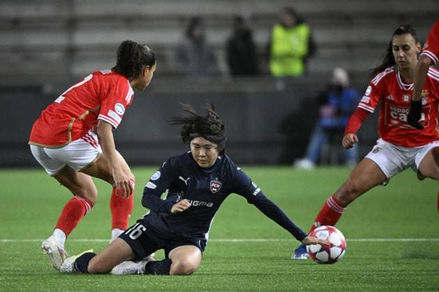 MALMÖ, SWEDEN 20240125 Benficas Marie Alidou and Rosengards Mai Kadowaki during Thursdays Champions League group stage football match between FC Rosengard and SL Benfica at Malmö IP MALMÖ SVERIGE x50090x  Copyright: xJohanxNilsson TTx CHAMPIONS LEAGUE ROSENGARD-BENFICA