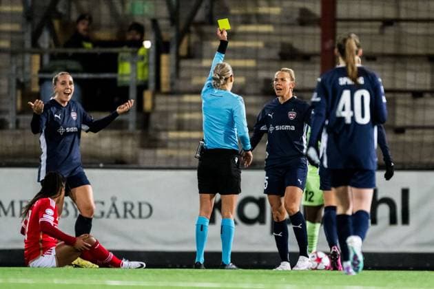 240125 Jessica Wik of FC Rosengard looks dejected after receiving yellow card and Referee Ivana Martincic during the UEFA Women s Champions League football match between FC Rosengard and Benfica on January 25, 2024 in Malmö Photo Petter Arvidson BILDBYRAN kod PA PA0740 fotboll football soccer fotball champions league fc rosengard benfica dam bbeng depp  Copyright: PETTERxARVIDSON BB240125PA180