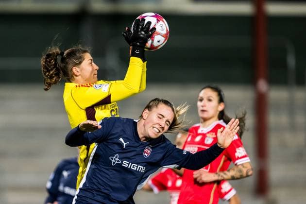 Sport Themen der Woche KW04 Sport Bilder des Tages 240125 Gudrun Arnardottir of FC Rosengard and Goalkeeper Lena Pauels of Benfica during the UEFA Women s Champions League football match between FC Rosengard and Benfica on January 25, 2024 in Malmö. Photo: Petter Arvidson BILDBYRAN kod PA PA0740 fotboll football soccer fotball champions league fc rosengard benfica dam bbeng *** 240125 Gudrun Arnardottir of FC Rosengard and Goalkeeper Lena Pauels of Benfica during the UEFA Women s Champions League football match between FC Rosengard and Benfica on January 25, 2024 in Malmö Photo Petter Arvidson BILDBYRAN kod PA PA0740 fotboll football soccer fotball champions league fc rosengard benfica dam bbeng  Copyright: PETTERxARVIDSON BB240125PA194