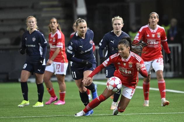 MALMÖ, SWEDEN 20240125 Benficas Jessica Silva and Rosengards Emma Jansson during Thursdays Champions League group stage soccer match between FC Rosengard and SL Benfica at Malmö IP MALMÖ SVERIGE x50090x  Copyright: xJohanxNilsson TTx CHAMPIONS LEAGUE ROSENGARD-BENFICA
