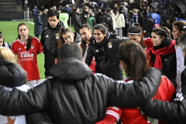 MALMÖ, SWEDEN 20240125 Benfica players talk to coach Filipa Patao after Thursdays Champions League group stage soccer match between FC Rosengard and SL Benfica at Malmö IP MALMÖ SVERIGE x50090x  Copyright: xJohanxNilsson TTx CHAMPIONS LEAGUE ROSENGARD-BENFICA