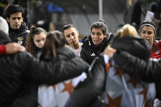 MALMÖ, SWEDEN 20240125 Benfica players talk to coach Filipa Patao after Thursdays Champions League group stage soccer match between FC Rosengard and SL Benfica at Malmö IP MALMÖ SVERIGE x50090x  Copyright: xJohanxNilsson TTx CHAMPIONS LEAGUE ROSENGARD-BENFICA