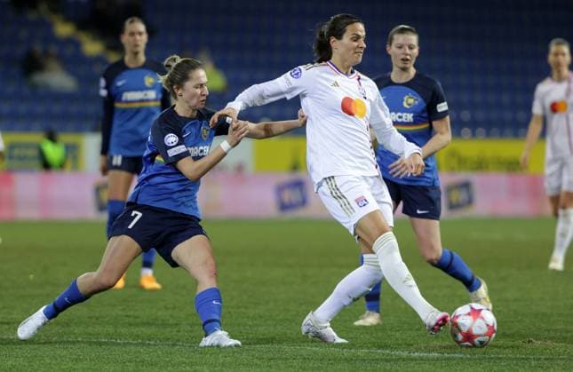 WOMEN SOCCER - UEFA CL, St.Poelten vs Lyon SANKT POELTEN,AUSTRIA,25.JAN.24 - WOMEN SOCCER - UEFA Women s Champions League, group stage, SKN Sankt Poelten vs Olympique Lyonnais. Image shows Maria Mikolajova (St.Poelten) and Dzsenifer Marozsan (Lyon).  GEPAxpictures xWalterxLuger
