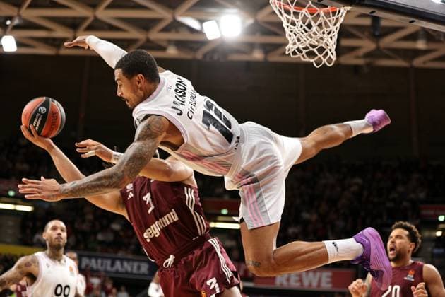 Sport Themen der Woche KW04 Sport Bilder des Tages Nando De Colo (LDLC ASVEL Villeurbanne, 12) in der Luft. GER, FC Bayern Basketball vs. LDLC ASVEL Villeurbanne, Basketball, EuroLeague, Saison 2023 2024, 25.01.2024, GER, FC Bayern Basketball vs. LDLC ASVEL Villeurbanne, Basketball, EuroLeague, Saison 2023 2024, 25.01.2024, Muenchen *** Nando De Colo LDLC ASVEL Villeurbanne, 12 in the air GER, FC Bayern Basketball vs LDLC ASVEL Villeurbanne, Basketball, EuroLeague, Season 2023 2024, 25 01 2024, GER, FC Bayern Basketball vs LDLC ASVEL Villeurbanne, Basketball, EuroLeague, Season 2023 2024, 25 01 2024, Munich Copyright: xEibner-Pressefoto MarcelxEngelbrechtx EP_MET