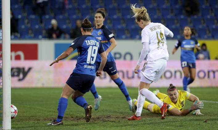 Sport Bilder des Tages WOMEN SOCCER - UEFA CL, St.Poelten vs Lyon SANKT POELTEN,AUSTRIA,25.JAN.24 - WOMEN SOCCER - UEFA Women s Champions League, group stage, SKN Sankt Poelten vs Olympique Lyonnais. Image shows Julia Tabotta, Leonarda Balog (St.Poelten), Ada Hegerberg (Lyon) and Carina Schlueter (St.Poelten). Keywords: goal.  GEPAxpictures xWalterxLuger