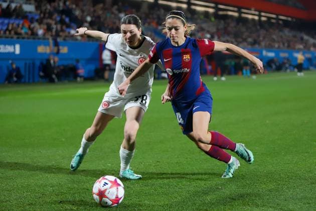 Barcelona, Spain, 25th January 2024: Aitana Bonmati (14 FC Barcelona, Barca and Barbara Dunst (28 Eintracht Frankfurt) fight for the ball during the UEFA Women s Champions League match between Barcelona and Eintracht Frankfurt at the Estadi Johan Cruyff in Barcelona, Spain (Alexander Canillas SPP) Copyright: xAlexanderxCanillasx xSPPx spp-en-AlCaSp-IMG_9791