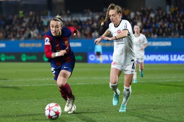 Barcelona, Spain, 25th January 2024: Lucy Bronze (15 FC Barcelona, Barca and Sophia Kleinherne (4 Eintracht Frankfurt) race for the ball during the UEFA Women s Champions League match between Barcelona and Eintracht Frankfurt at the Estadi Johan Cruyff in Barcelona, Spain (Alexander Canillas SPP) Copyright: xAlexanderxCanillasx xSPPx spp-en-AlCaSp-IMG_9845