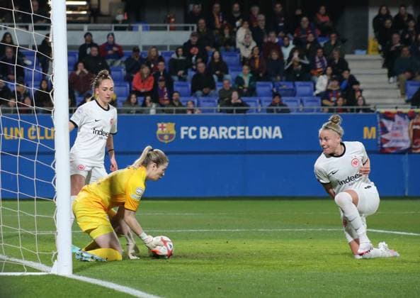 25 01 2024, xgrfx, Football Champions League Women, FC Barcelona Eintracht Frankfurt emspor, v l Sophia Kleinherne, Stina Johannes, Pia sophie Wolter Eintracht Frankfurt DFL DFB REGULATIONS PROHIBIT ANY USE OF PHOTOGRAPHS as IMAGE SEQUENCES and or QUASI VIDEO Barcelona