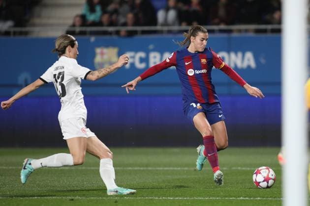 Barcelona, Spain, 25th January 2024: Patri Guijarro (12 FC Barcelona, Barca crosses the ball during the UEFA Women s Champions League match between Barcelona and Eintracht Frankfurt at the Estadi Johan Cruyff in Barcelona, Spain (Alexander Canillas SPP) Copyright: xAlexanderxCanillasx xSPPx spp-en-AlCaSp-0V1A0561