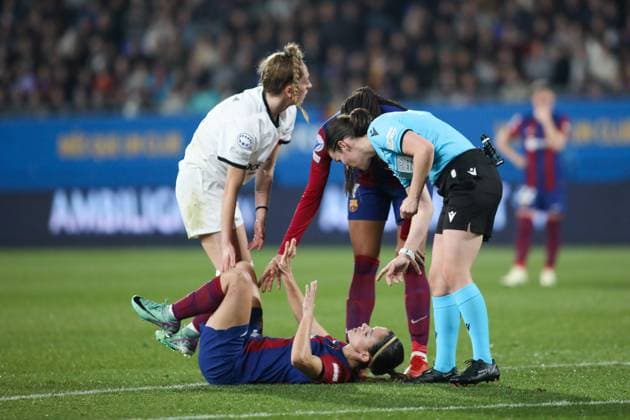 Sport Themen der Woche KW04 Sport Bilder des Tages Barcelona, Spain, 25th January 2024: Aitana Bonmati (14 FC Barcelona, Barca lies down after a foul during the UEFA Women s Champions League match between Barcelona and Eintracht Frankfurt at the Estadi Johan Cruyff in Barcelona, Spain (Alexander Canillas SPP)  Copyright: xAlexanderxCanillasx xSPPx spp-en-AlCaSp-0V1A0603