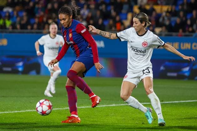 Barcelona, Spain, 25th January 2024: Salma Paralluelo (7 FC Barcelona, Barca controls the ball while receiving pressure from Sara Doorsoun (23 Eintracht Frankfurt) during the UEFA Women s Champions League match between Barcelona and Eintracht Frankfurt at the Estadi Johan Cruyff in Barcelona, Spain (Alexander Canillas SPP) Copyright: xAlexanderxCanillasx xSPPx spp-en-AlCaSp-IMG_9954