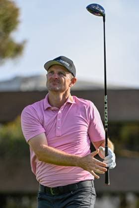 LA JOLLA, CA - JANUARY 25: Justin Rose (GBR) watches his tee shot on 14 during Rd2 of the Farmers Insurance Open at Torrey Pines Golf Course on January 25, 2024, in La Jolla, California. (Photo by Ken Murray Icon Sportswire) GOLF: JAN 25 PGA, Golf Herren Farmers Insurance Open EDITORIAL USE ONLY Icon2401250312