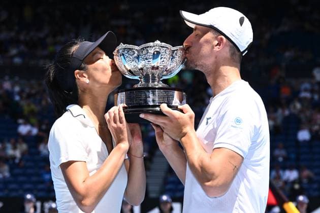 TENNIS AUSTRALIAN OPEN, Su-Wei Hsieh (left) of Chinese Taipei and Jan Zielinski (right) of Poland kiss the Mixed Doubles trophy following their win over Desirae Krawczyk of the USA and Neal Skupski of United Kingdom on Rod Laver Arena on Day 13 of the 2024 Australian Open at Melbourne Park in Melbourne, Friday, January 26, 2024. ( NO ARCHIVING, EDITORIAL USE ONLY, NO USE IN BOOKS WITHOUT CONSENT MELBOURNE VICTORIA AUSTRALIA  Copyright: xJOELxCARRETTx 20240126001893739959