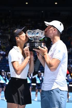TENNIS AUSTRALIAN OPEN, Su-Wei Hsieh (left) of Chinese Taipei and Jan Zielinski (right) of Poland kiss the Mixed Doubles trophy following their win over Desirae Krawczyk of the USA and Neal Skupski of United Kingdom on Rod Laver Arena on Day 13 of the 2024 Australian Open at Melbourne Park in Melbourne, Friday, January 26, 2024. ( NO ARCHIVING, EDITORIAL USE ONLY, NO USE IN BOOKS WITHOUT CONSENT MELBOURNE VICTORIA AUSTRALIA  Copyright: xJOELxCARRETTx 20240126001893740012