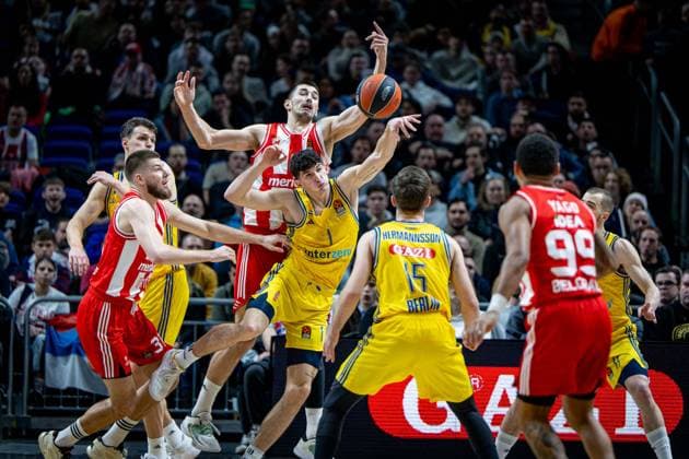 Sport Themen der Woche KW04 Sport Bilder des Tages Basketball Berlin 25.01.2024 Saison 2023 2024 Euroleague Alba Berlin - Crvena Zvezda Meridianbet Belgrad Gabriele Procida (Alba Berlin, No.01) Luka Mitrovic (Belgrad, No.09) *** Basketball Berlin 25 01 2024 Season 2023 2024 Euroleague Alba Berlin Crvena Zvezda Meridianbet Belgrade Gabriele Procida Alba Berlin, No 01 Luka Mitrovic Belgrade, No 09