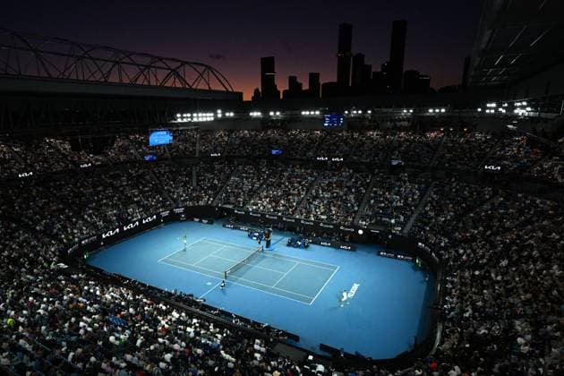 TENNIS AUSTRALIAN OPEN, Sunsets over the Melbourne CBD and Rod Laver Arena during the Men?s semifinal between as Alexander Zverev of Germany and Daniil Medvedev of Russia on Day 13 of the 2024 Australian Open at Melbourne Park in Melbourne, Friday, January 26, 2024. ( NO ARCHIVING, EDITORIAL USE ONLY, NO USE IN BOOKS WITHOUT CONSENT MELBOURNE VICTORIA AUSTRALIA  Copyright: xJOELxCARRETTx 20240126001893838498