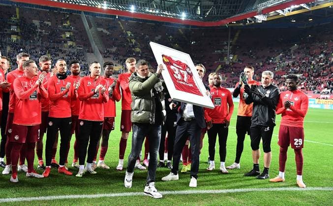 26 01 2024, xhbx, Fußball 2 Bundesliga, 1 FC Kaiserslautern FC Schalke 04 emspor, v l Verabschiedung von Erik Durm 1 FC Kaiserslautern DFL DFB REGULATIONS PROHIBIT ANY USE OF PHOTOGRAPHS as IMAGE SEQUENCES and or QUASI VIDEO Kaiserslautern
