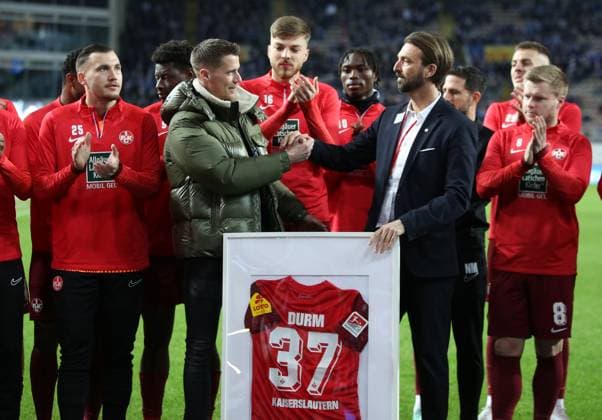 Farewell from FCK player Erik Durm, 26 01 2024, Soccer, 2 Bundesliga, FC Kaiserslautern FC Schalke 04, 19 Matchday, Season 2023 24, Fritz Walter Stadion, Kaiserslautern, Germany, zmdz, DFB DFL regulations prohibit any use of photographs as image sequences and or quasi video FC Kaiserslautern FC Schalke 04