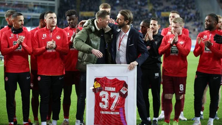 Farewell from FCK player Erik Durm, 26 01 2024, Soccer, 2 Bundesliga, FC Kaiserslautern FC Schalke 04, 19 Matchday, Season 2023 24, Fritz Walter Stadion, Kaiserslautern, Germany, zmdz, DFB DFL regulations prohibit any use of photographs as image sequences and or quasi video FC Kaiserslautern FC Schalke 04