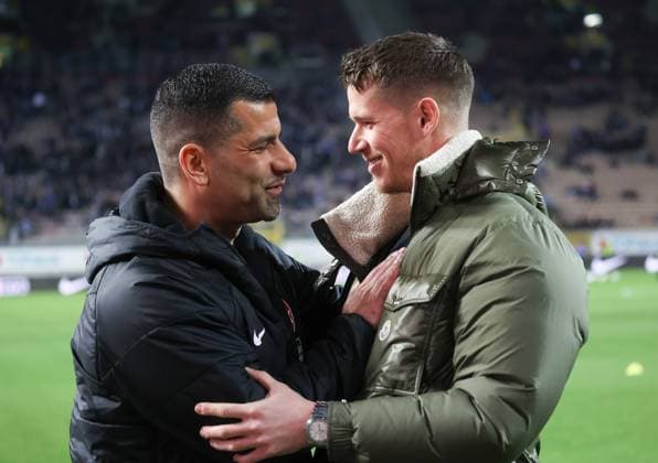 Erik Durm 1 FC Kaiserslautern 37 , was sent off, with coach Dimitrios Grammozis, 1 FC Kaiserslautern vs FC Schalke 04, 2 Fussball Bundesliga, Football, 19 Matchday, 26 01 2024, Season 2023 24, DFL REGULATES PROHIBIT ANY USE OF PHOTOGRAPHS AS IMAGE SEQUENCES AND OR QUASI hVIDEO, 1 FC Kaiserslautern vs FC Schalke 04, 2 Fussball Bundesliga, Football, Matchday 19, 26 01 2024, Season 2023 24 Kaiserslautern Copyright: xEibner-Pressefoto JoergxNiebergax EP_JNL