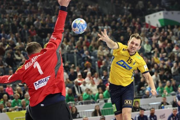 GER, EHF Euro 2024, Men, Semi-Final, Cologne, France FRA vs Sweden SWE 26 01 2024, Lanxess Arena , Cologne , GER, EHF Euro 2024, Men, Semi-Final, Cologne, France FRA vs Sweden SWE , in the picture Hampus Wanne SWE 15 , in a duel against Samir Bellahcene FRA 1 , nordphotoxGmbHx xMeuter nph00351