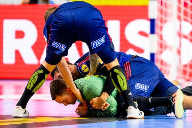 240126 Nikola Karabatic of France and goalkeeper Andreas Palicka of Sweden during the EHF European Handball Championship semifinal match between France and Sweden on January 26, 2024 in Cologne Photo Ludvig Thunman BILDBYRAN code LT LT0595 handball handboll handballs em 2024 semifinal semifinals frankrike sverige sweden ehf european handball championship france day 16 bbeng  Copyright: LUDVIGxTHUNMAN BB240126LT109