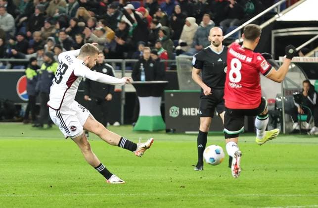 26 01 2024 Soccer Season 2023 2024 2 Soccer Bundesliga 19 Matchday Hannover 96 H96 1 FC Nürnberg FCN Club Sportfoto Zink DaMa xdaxmax DFL regulations prohibit any use of photographs as image sequences and or quasi video only for editorial use Jannes Kilian Horn 38, 1 FC Nürnberg FCN mit Torschuss gg Enzo Leopold 8, Hannover 96 H96