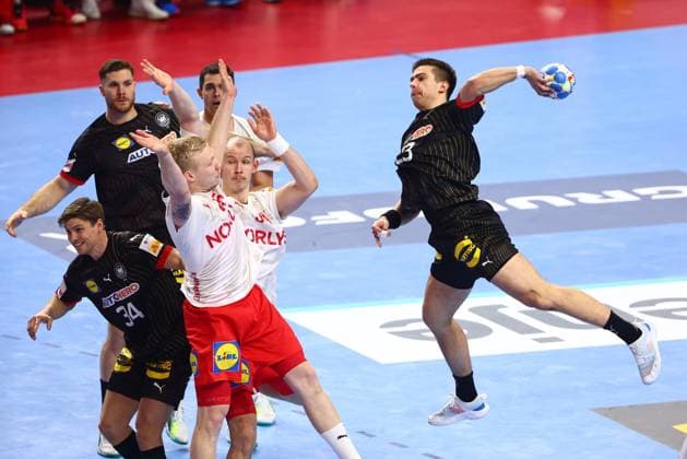 Sport Themen der Woche KW04 Sport Bilder des Tages Torwurf von Renars Uscins (Deutschland) Deutschland vs Daenemark, Handball, Maenner, EHF Euro 2024, Halbfinale, 26.01.2024 Deutschland vs Daenemark, Handball, Maenner, EHF Euro 2024, Halbfinale, 26.01.2024 Koeln *** Goal throw by Renars Uscins Germany Germany vs Denmark, handball, men, EHF Euro 2024, semi-final, 26 01 2024 Germany vs Denmark, handball, men, EHF Euro 2024, semi-final, 26 01 2024 Cologne Copyright: xEibner-Pressefotox EP_RWS
