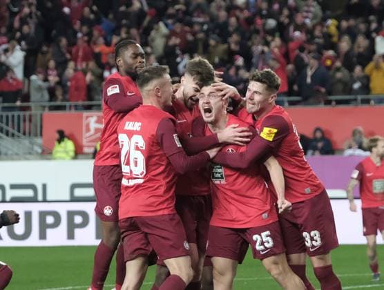 Sport Themen der Woche KW04 Sport Bilder des Tages Fussball - 2. Bundesliga - Saison 2023 24 Kaiserslautern - Fritz-Walter-Stadion 26.01_2024 1. FC Kaiserslautern (fck) - FC Schalke 04 (s04) 4:1 Jubel nach dem 3:1 durch Filip Stojilkovic (1. FC Kaiserslautern), mi, Filip KALOC (1. FC Kaiserslautern), li Jan ELVEDI (1. FC Kaiserslautern) , re Fussball - 2. Bundesliga - 1. FC Kaiserslautern *** Soccer 2 Bundesliga Season 2023 24 Kaiserslautern Fritz Walter Stadion 26 01 2024 1 FC Kaiserslautern fck FC Schalke 04 s04 4 1 Cheering after the 3 1 by Filip Stojilkovic 1 FC Kaiserslautern , mi, Filip KALOC 1 FC Kaiserslautern , li Jan ELVEDI 1 FC Kaiserslautern , re Soccer 2 Bundesliga 1 FC Kaiserslautern