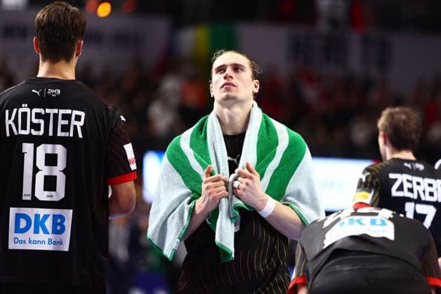 Sport Themen der Woche KW04 Sport Bilder des Tages Juri Knorr (Deutschland) ist enttaeuscht nach der Niederlage gegen Daenemark Deutschland vs Daenemark, Handball, Maenner, EHF Euro 2024, Halbfinale, 26.01.2024 Deutschland vs Daenemark, Handball, Maenner, EHF Euro 2024, Halbfinale, 26.01.2024 Koeln *** Juri Knorr Germany is disappointed after the defeat against Denmark Germany vs Denmark, Handball, Men, EHF Euro 2024, Semifinal, 26 01 2024 Germany vs Denmark, Handball, Men, EHF Euro 2024, Semifinal, 26 01 2024 Cologne Copyright: xEibner-Pressefotox EP_RWS