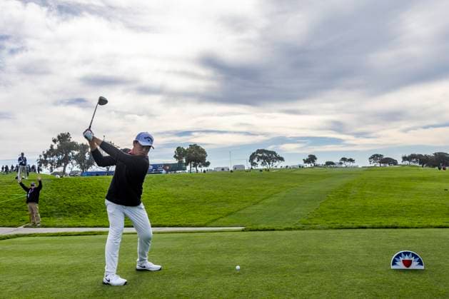 LA JOLLA, CA - JANUARY 26: Kevin Yu drives off the second hole tee during the third round of the PGA, Golf Herren Tour Farmer™s Insurance Open, at Torrey Pines Golf Course, Friday, January 26, 2024, in La Jolla, California. (Photo by Tony Ding Icon Sportswire) GOLF: JAN 26 PGA Farmers Insurance Open EDITORIAL USE ONLY Icon5444